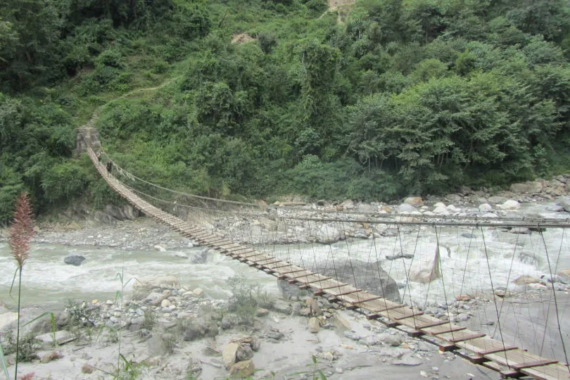 Eine Hängebrücke in Nepal, die Reisende bei der Mount Everest Basislager Tour überqueren