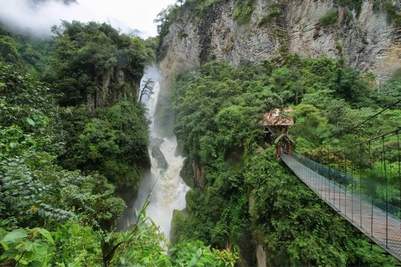 Wandern zum Wasserfall bei Baños in Ecuador