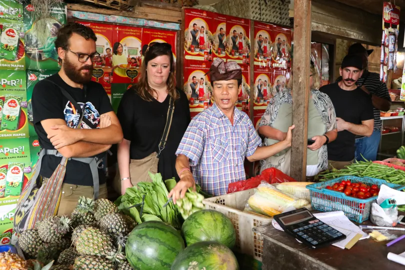 Zwei Reisende besuchen in indonesien den lokalen Markt