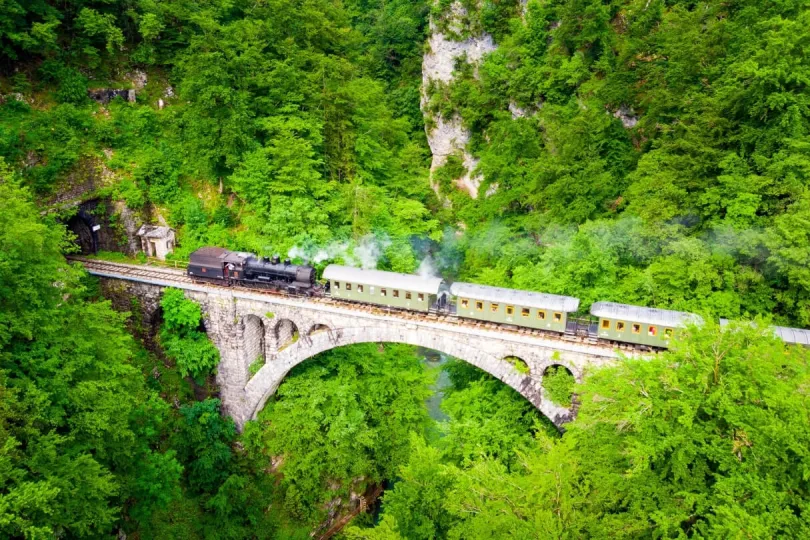 Ein Zug fährt über eine Brücke in Slowenien