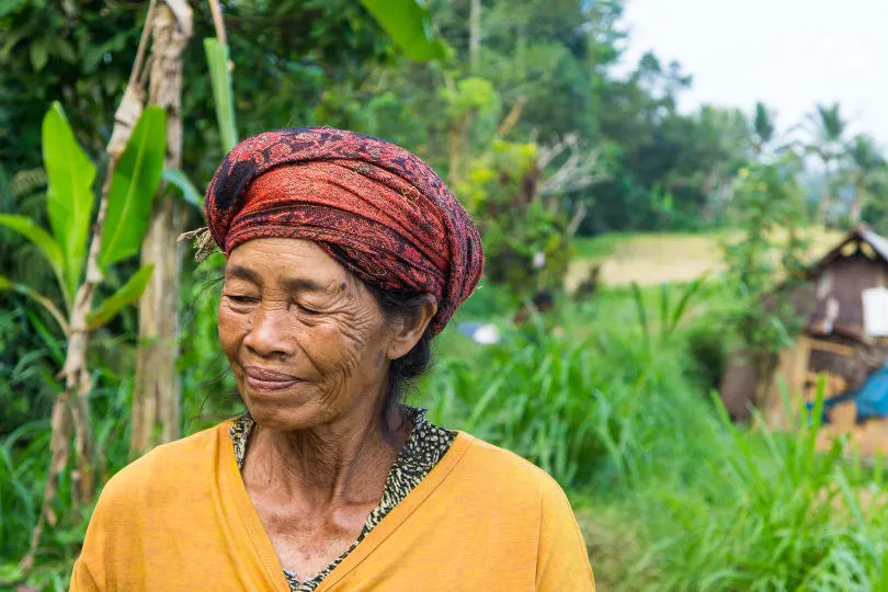 Eine Frau in Indonesien