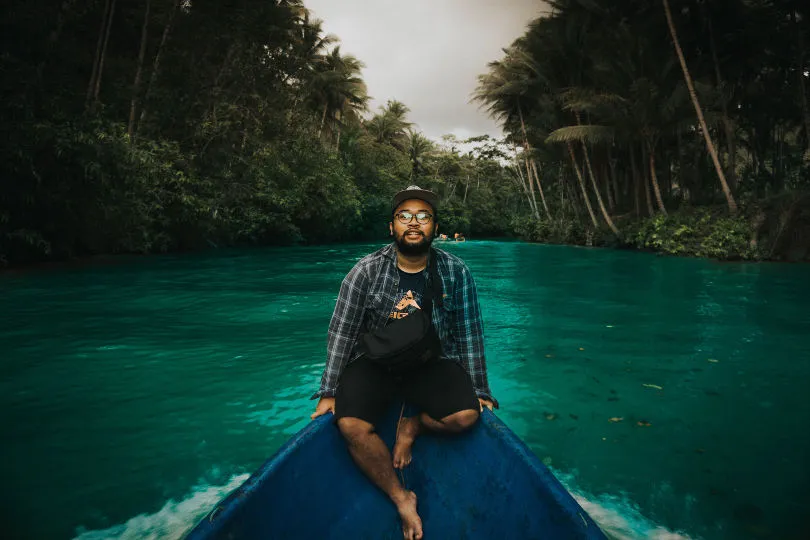 Einn Mann auf einem Kanu in Indonesien