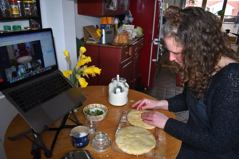 Eine Frau bereitet ein georgisches Gericht beim Online Kochkurs zu
