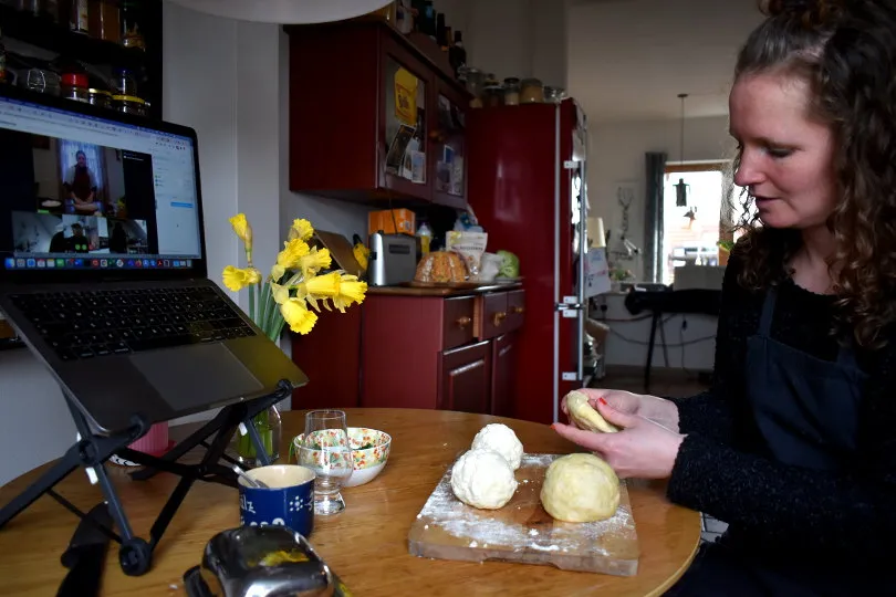 Eine Frau kocht online georgische Gerichte