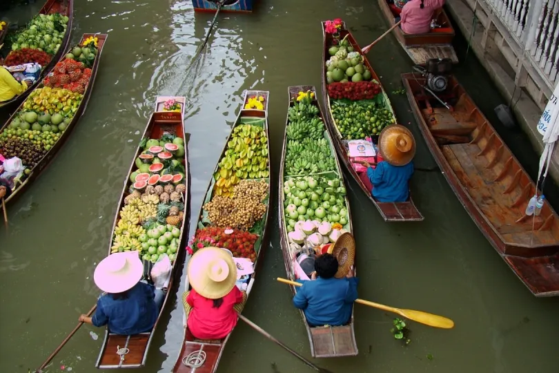 Lebhafter Markt in Bangkok