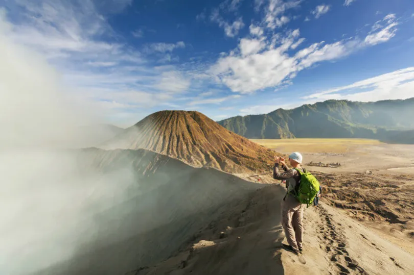 Ein Reisender macht ein Foto auf der Indonesien Reise