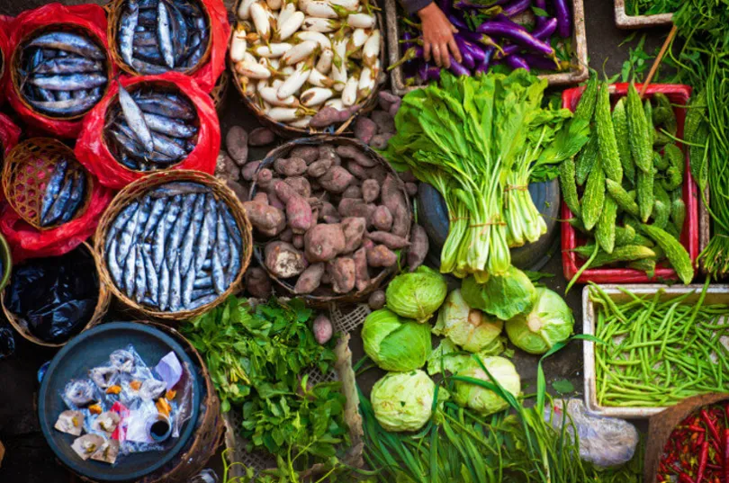 Gemüse und Fisch auf einem Markt in Indonesien