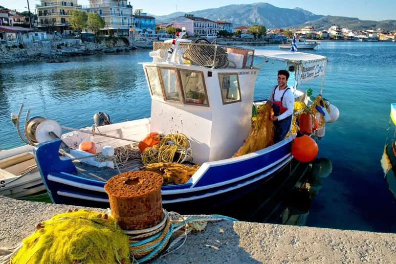 Fischermann auf seinem Boot in Griechenland
