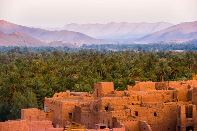 Rote Häuser und grüne Landschaft in Marokko