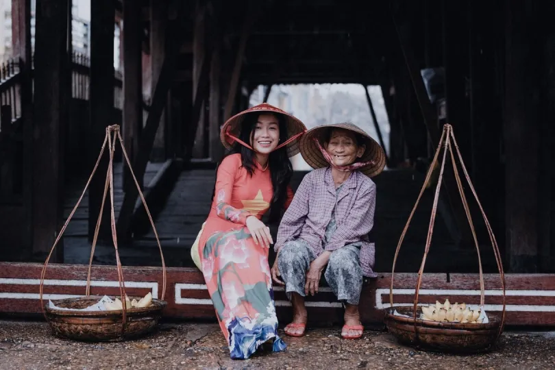 Lebhafte Reiseziele: Zwei Einheimische in Vietnam