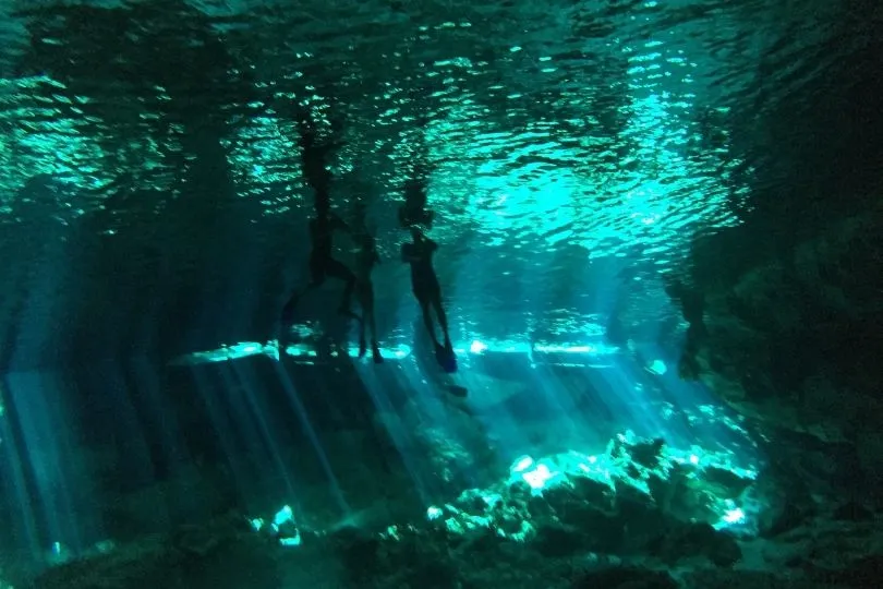 Magische, spektakuläre Sehenswürdigkeit: Cenote in Mexiko