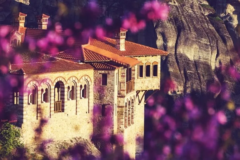 Frühling in Griechenland: Meteora Kloster im Blumenmeer