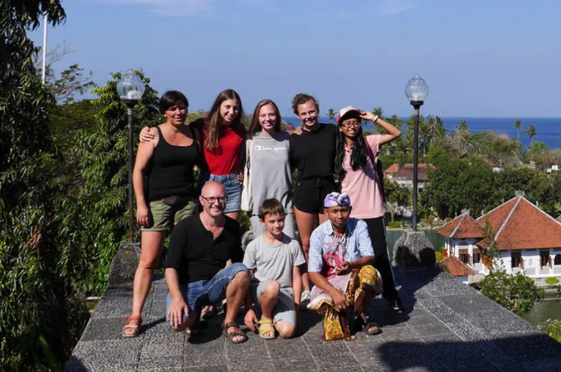 Eine Familie während sie durch Indonesien reist