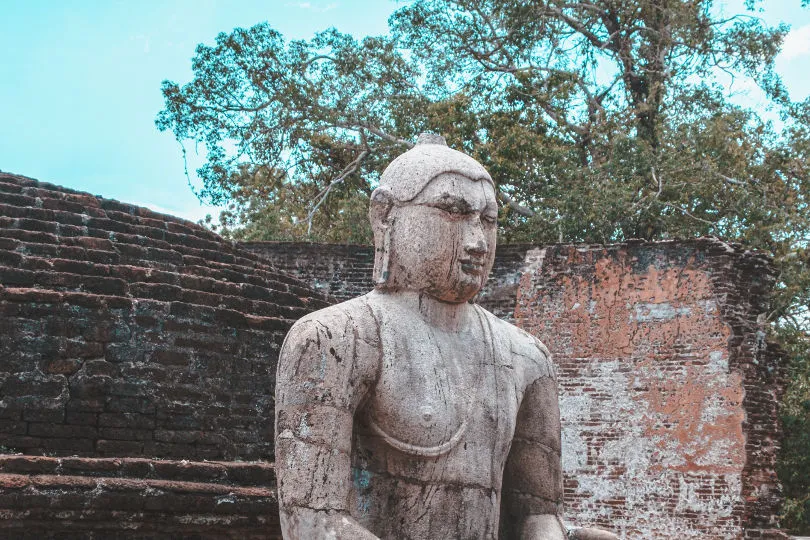 Eine Buddha-Statue in Polonnaruwa in Sri Lanka