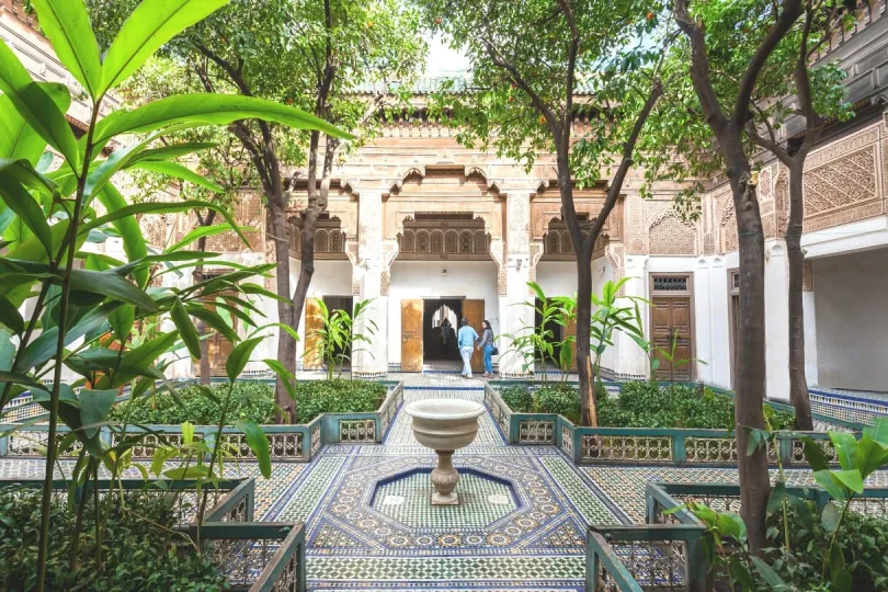 Palast mit grünen Bäumen in Marrakesch