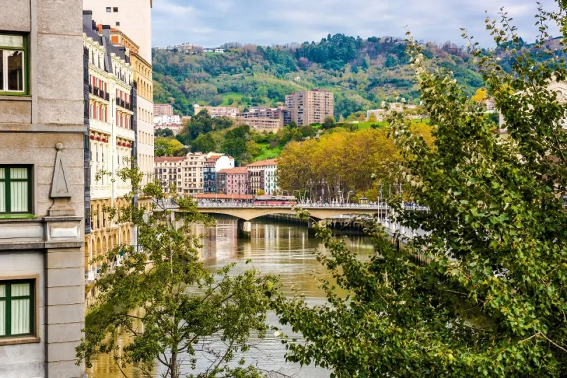 Die Altstadt und der Fluss in Bilbao