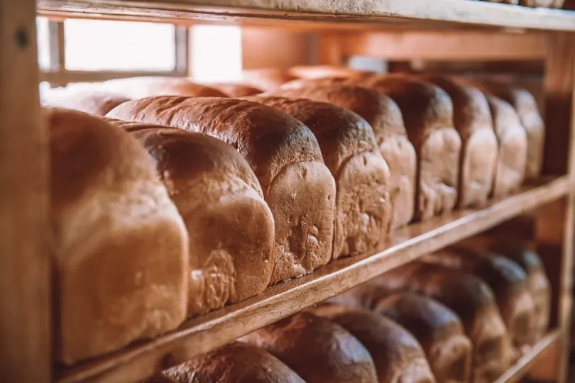 Brot backen in der Rhotia Lodge in Tansania