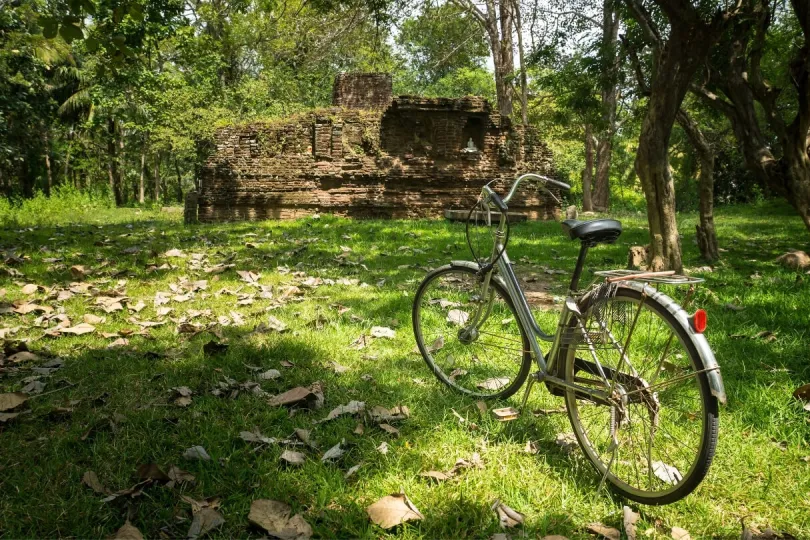 Ein Fahrrad an der Temelanlage in Sri Lanka