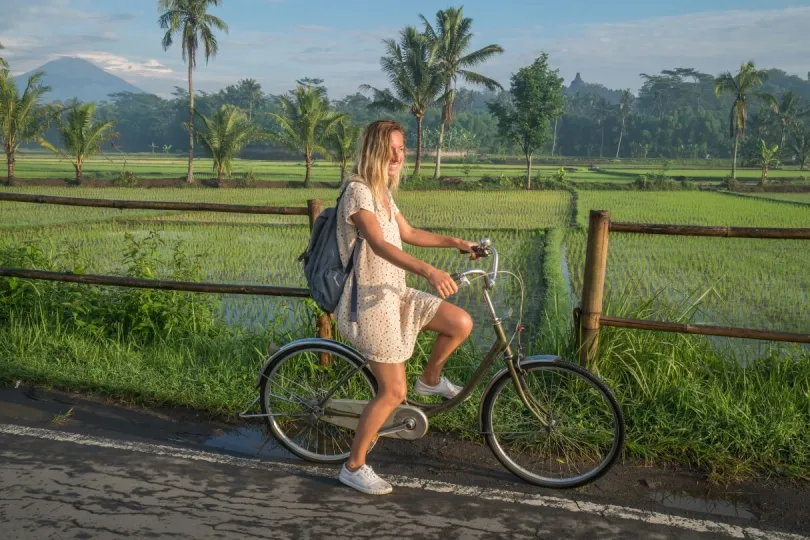 Eine Frau auf dem Fahrrad in Indonesien