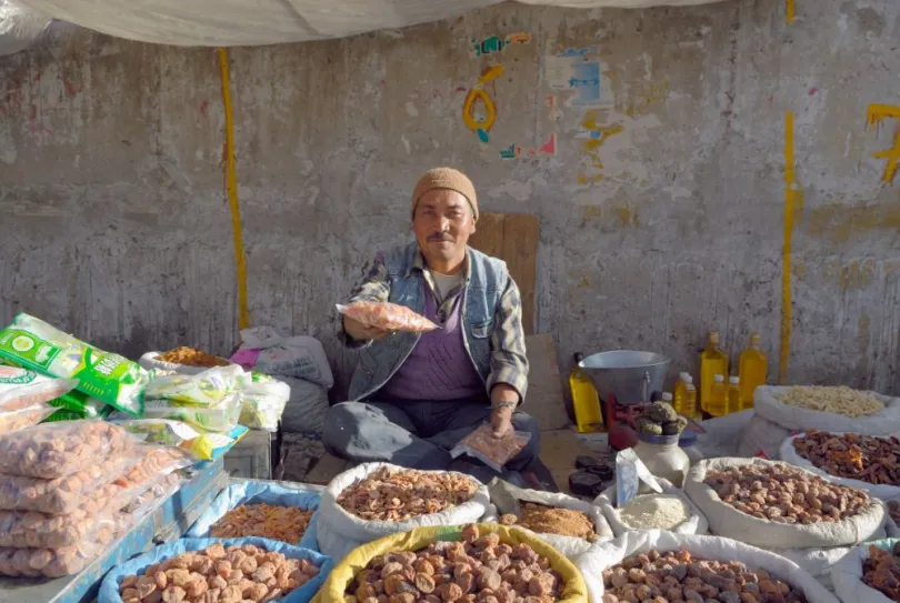 Besuche mit deinen Kindern den Markt in Leh