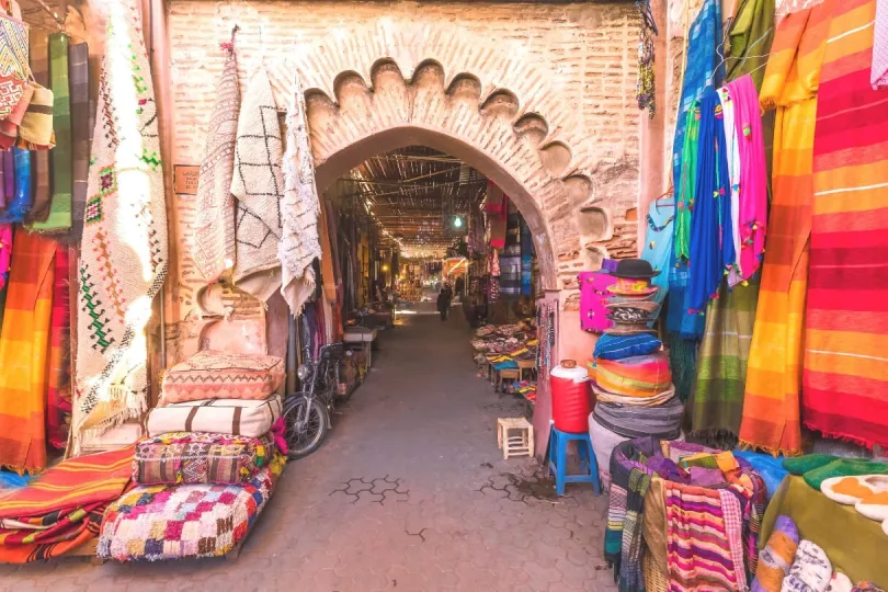 Bunte Souvenirs auf einem Markt in Marrakesch