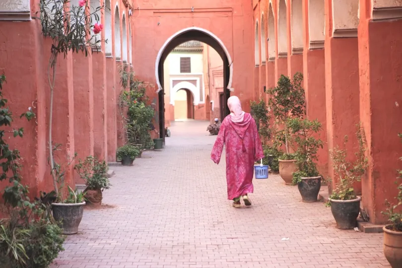 Eine Frau läuft durch die Straßen von Marrakesch