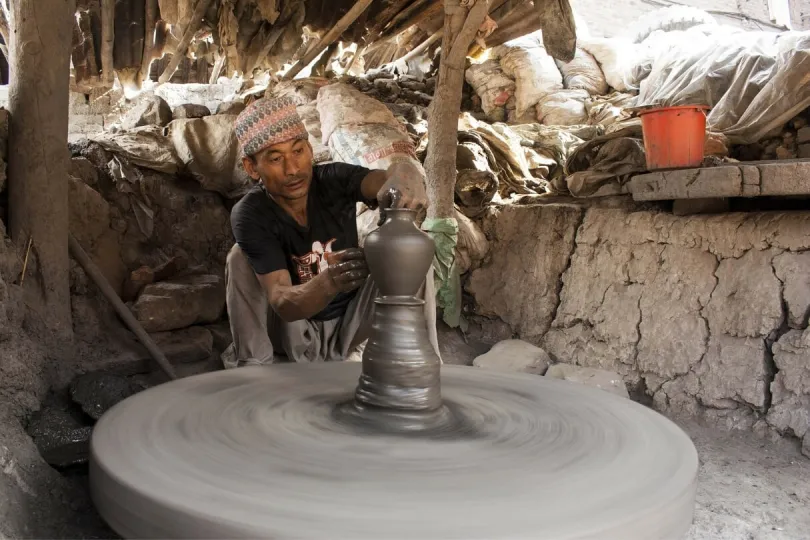 Ein Nepalese töpfert in Bhaktapur