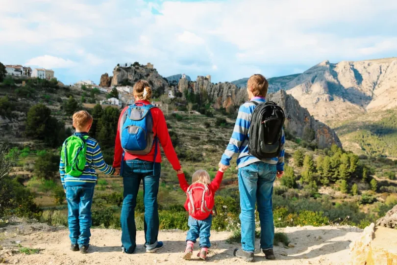 Eine Familie genießt die Aussicht auf die spanischen Berge
