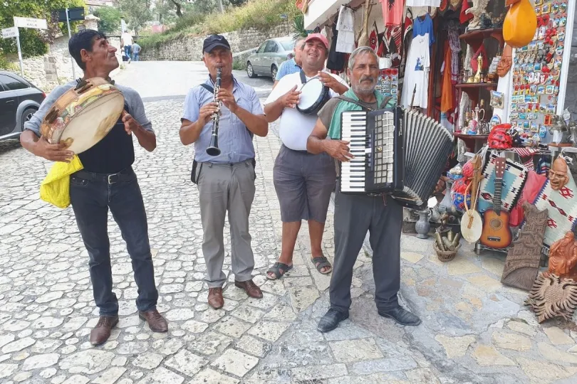 Straßenmusiker in Albanien heißen dich willkommen