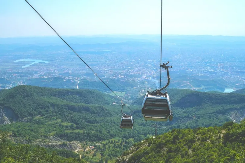 Hoch über Tirana, der sehenswerten Hauptstadt Albaniens