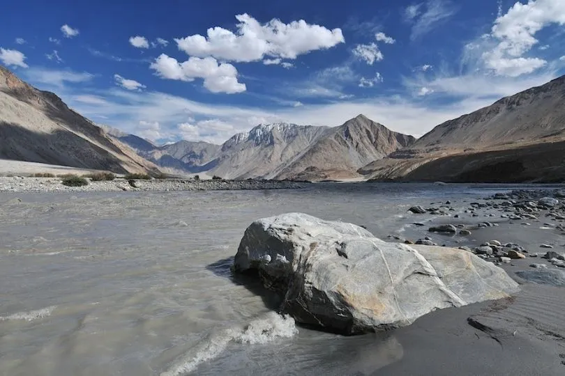 Ein schöner Fluss auf der Familienreise durch Ladakh