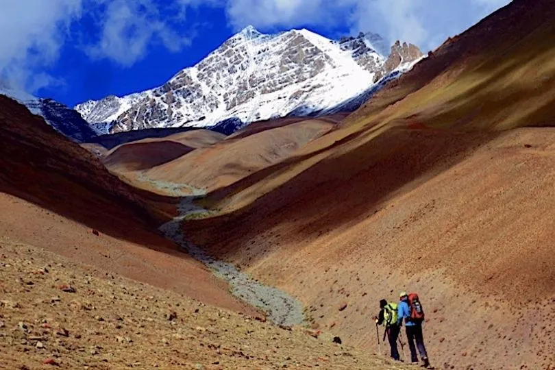 Zwei Personen wandern in Ladakh nach Rumbak