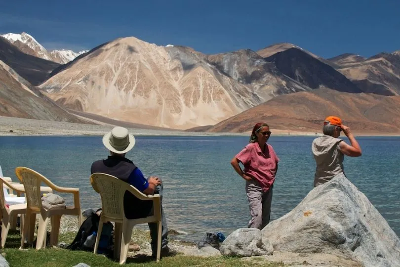 Menschen am Pangong See in Ladakh
