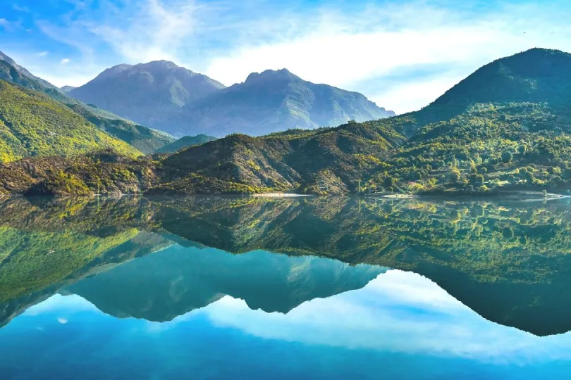 Der Koman Stausee ist eine der größten Sehenswürdigkeiten Albaniens