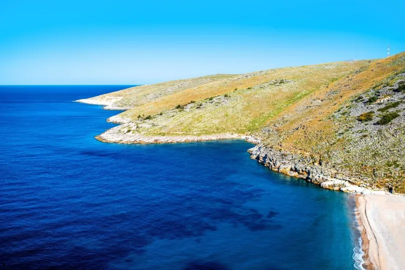 Wunderschöner Blick auf das Meer an der Küste Albaniens