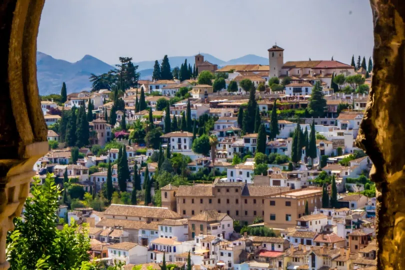 Andalusien Rundreise: Blick auf die Häuser von Granada