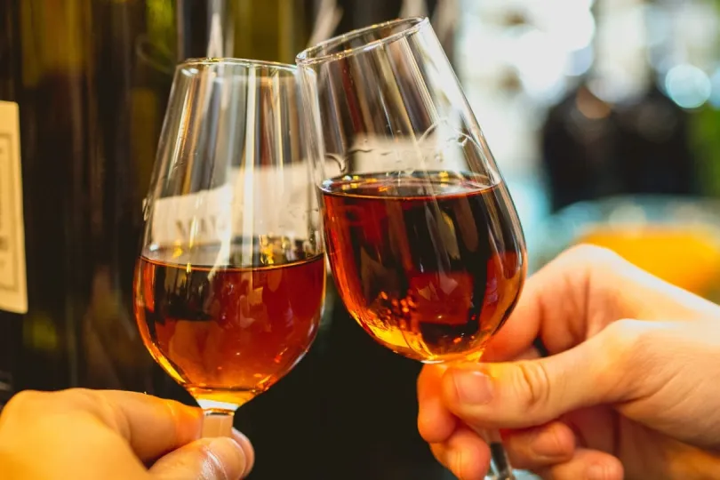 Zwei Gläser mit Sherrywein