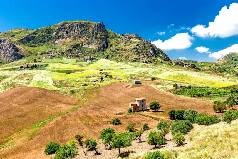 Wandere durch weite Landschaften