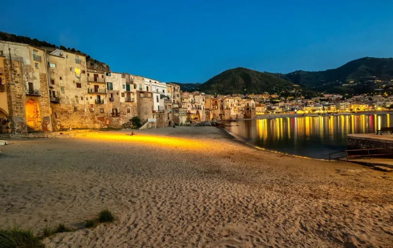 Lebhafter Stadtstrand in Cefalú auf Sizilien