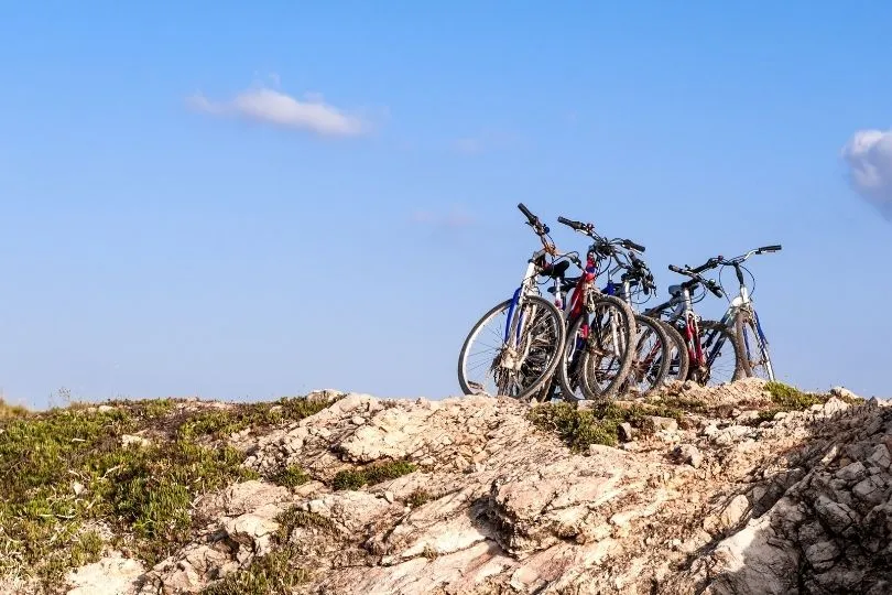 Ein paar Fahrräder stehen an einer Klippe in Sizilien
