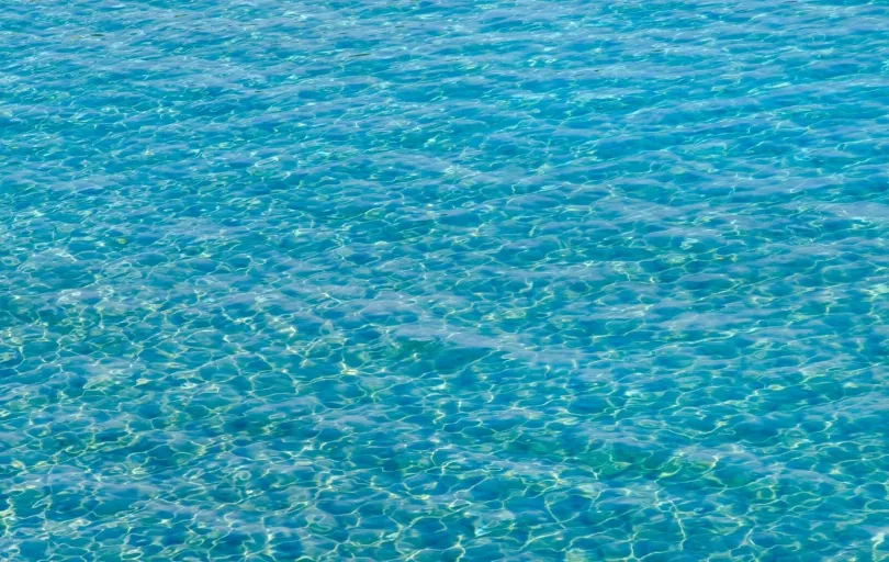 Klares Meer am Calamosche Strand auf Sizilien