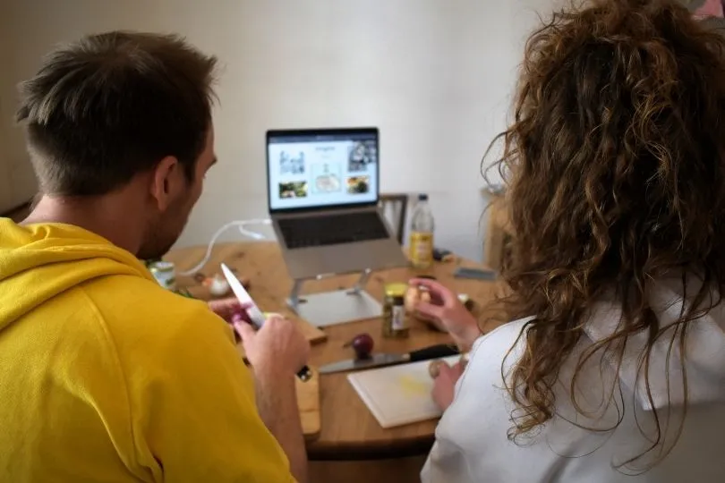 Zwei Personen kochen mit live online Anleitung