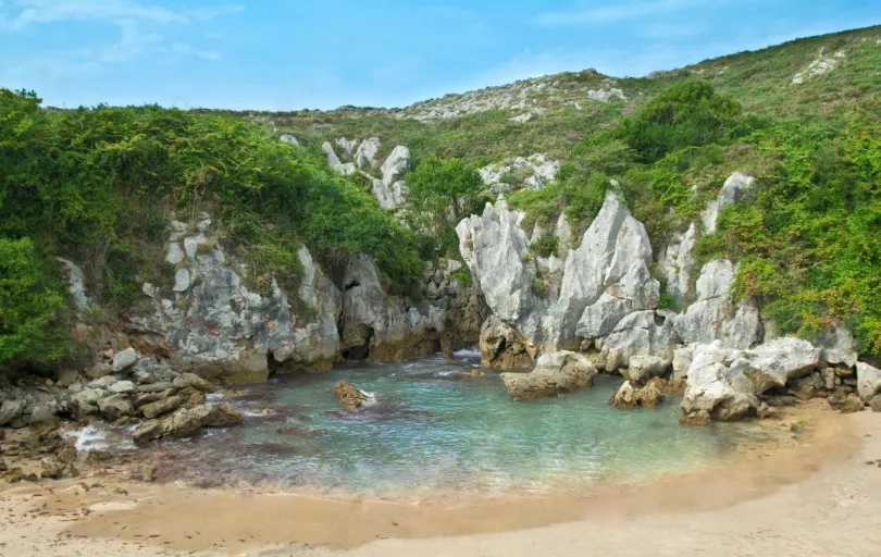 Verrückter Strand: Playa de Gulpiyuri in Spanien