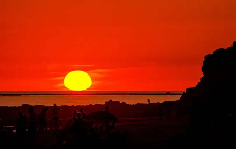 Schönster Sonnenuntergang am Strand La Barrosa in Spanien