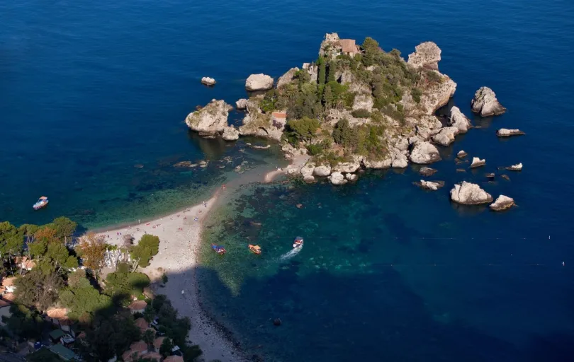 Einer der bekanntesten Strände auf Sizilien: Isola Bella