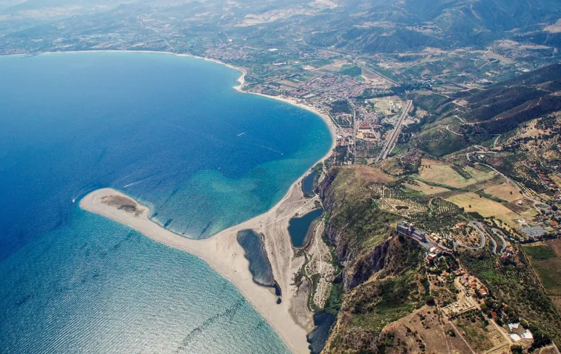 Die Landzunge des Tindari Strandes auf Sizilien