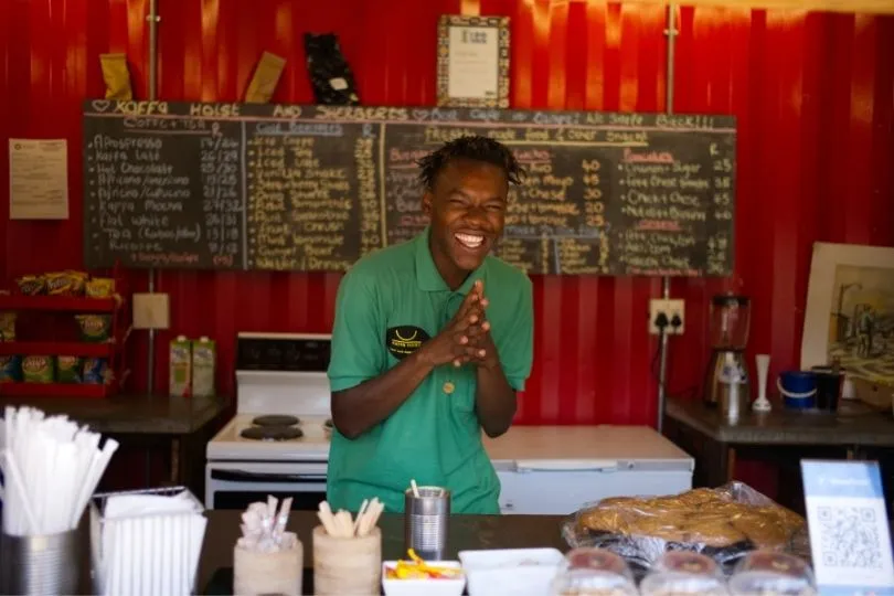 Ein lachender schwarzer Mann in einem Café