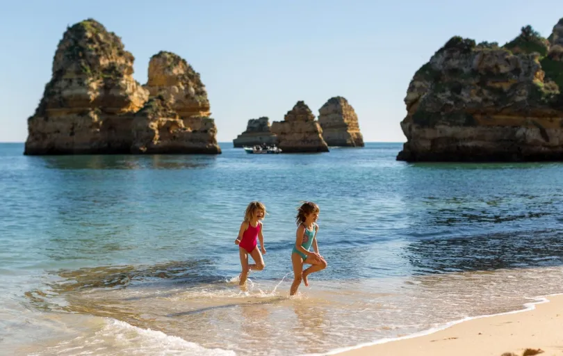Kinder am Strand in Portugal
