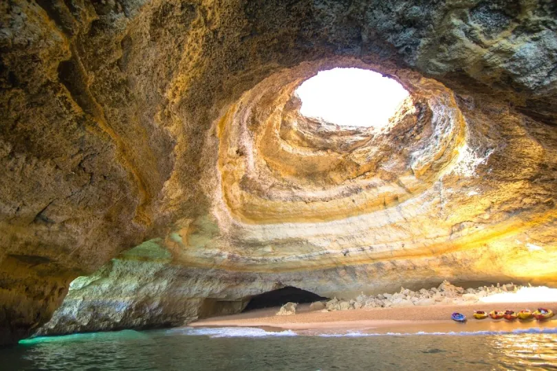Höhle am Strand in Portugal