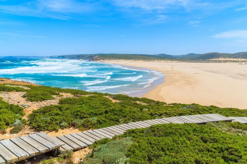Langer Sandstrand Praia da Bordeira in Portugal